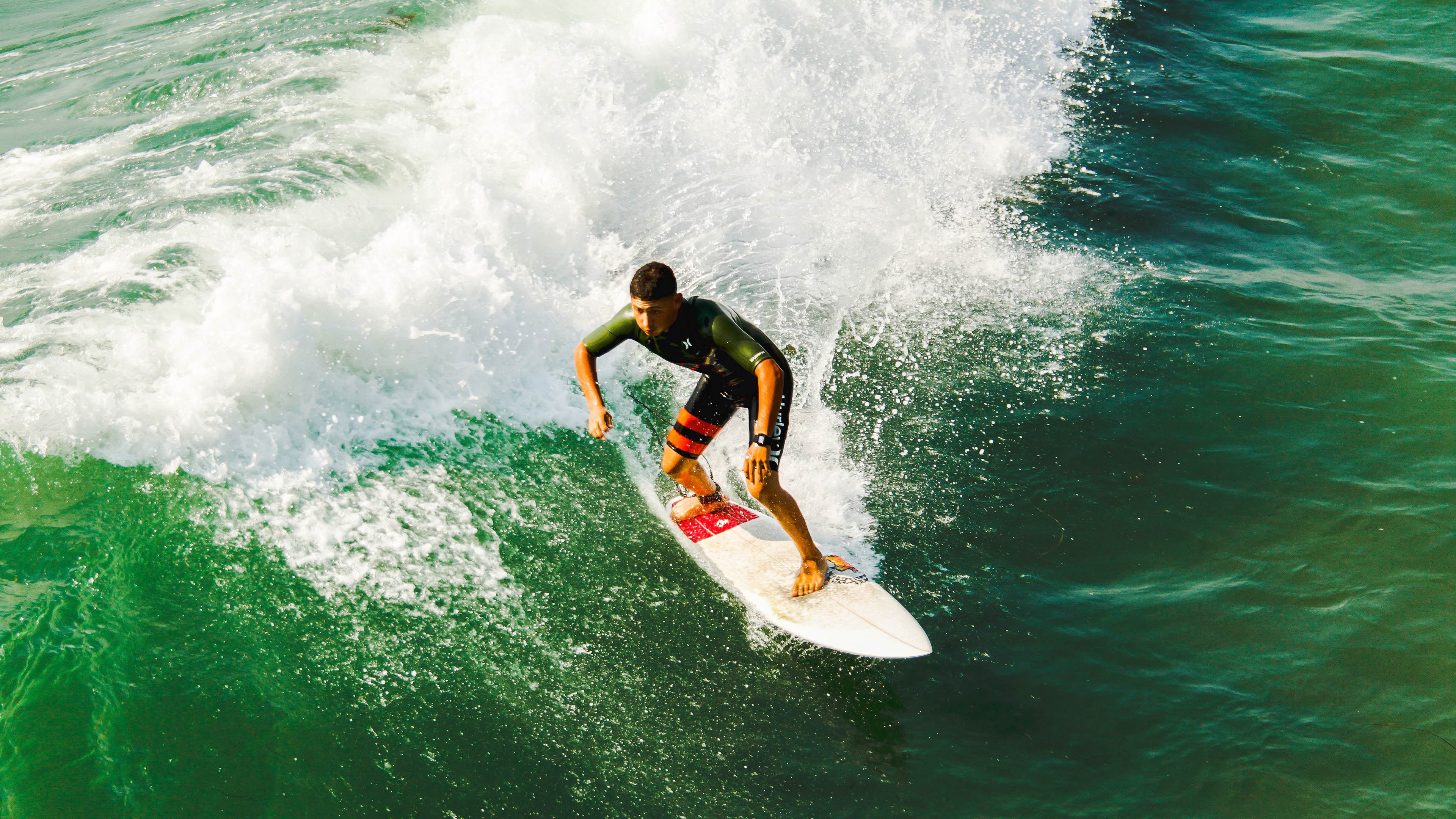 光影特技飞跃：夜空中的速度与美学