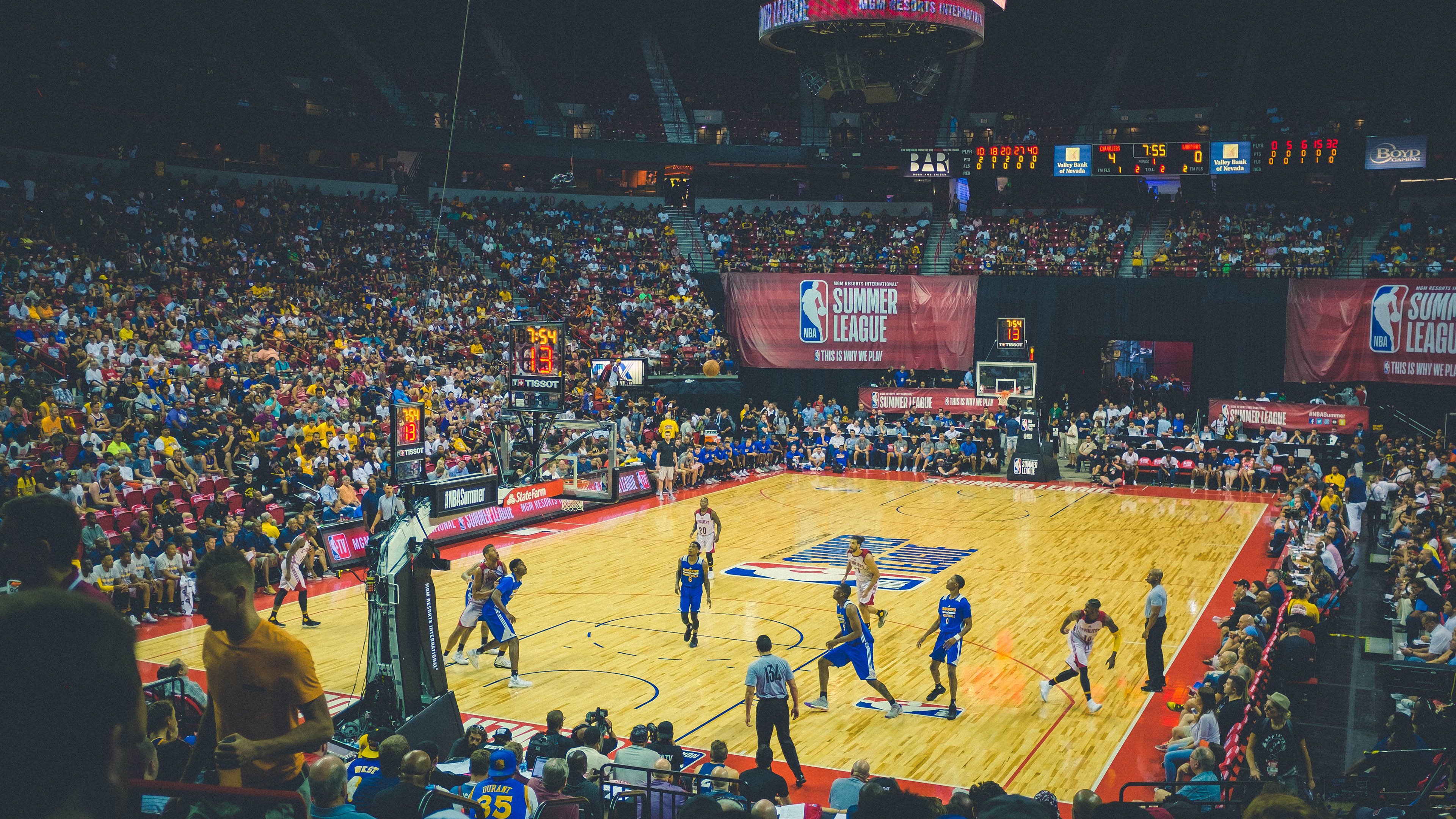 在对阵雄鹿的比赛中，库里展现“神射手”本色，四节投中9个三分，砍下44分！