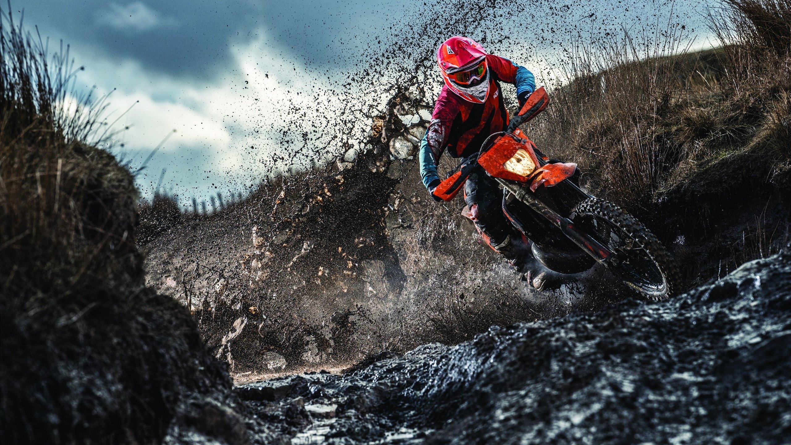 足球赛场上强强对话，球员尽展风采，足球队踢足球比赛视频